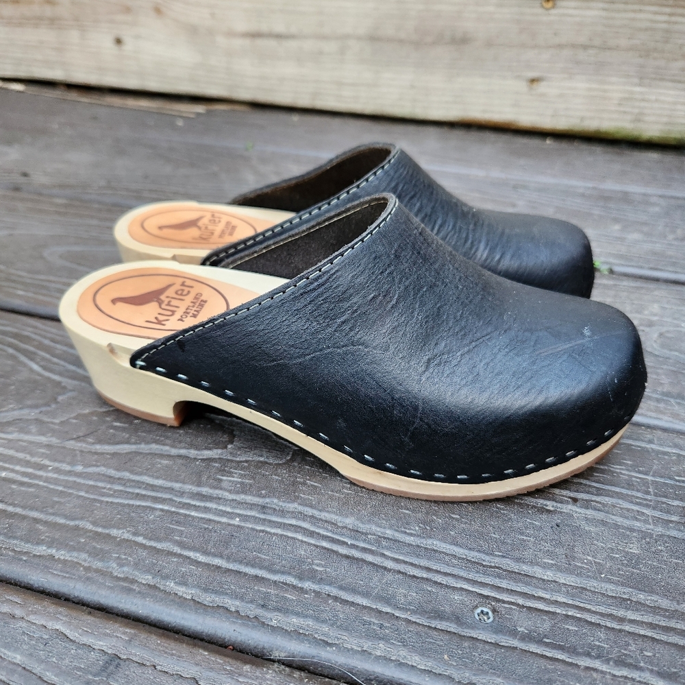 Leather clogs